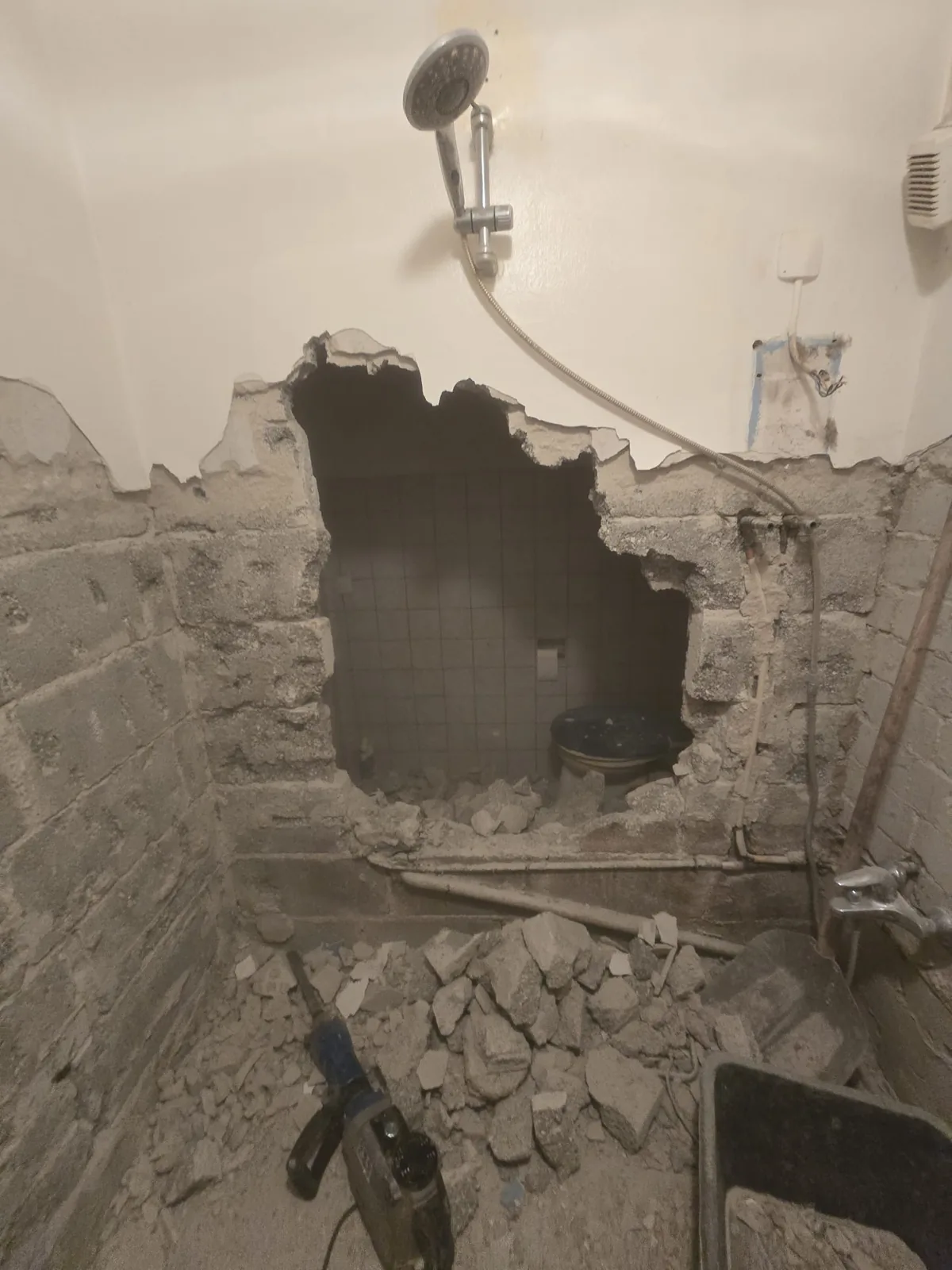 Wanddurchbruch zwischen Bad und WC während der Entkernung