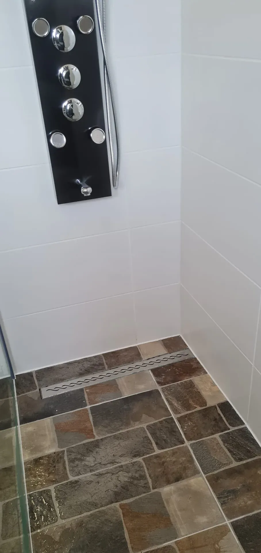 Detailaufnahme Duschrinne mit sauberem Fliesenübergang