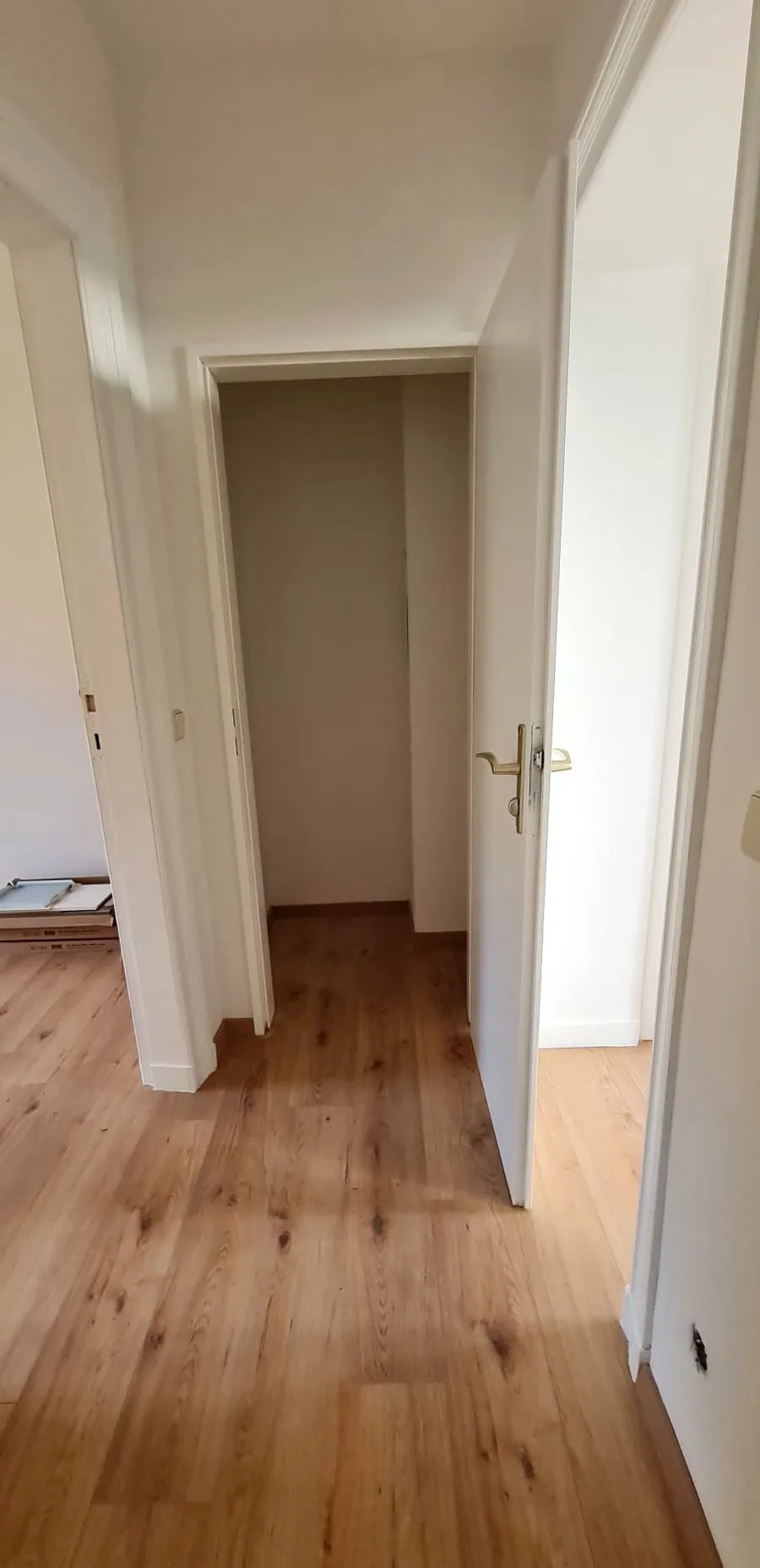 Flur mit neu verlegtem Boden in Holzoptik