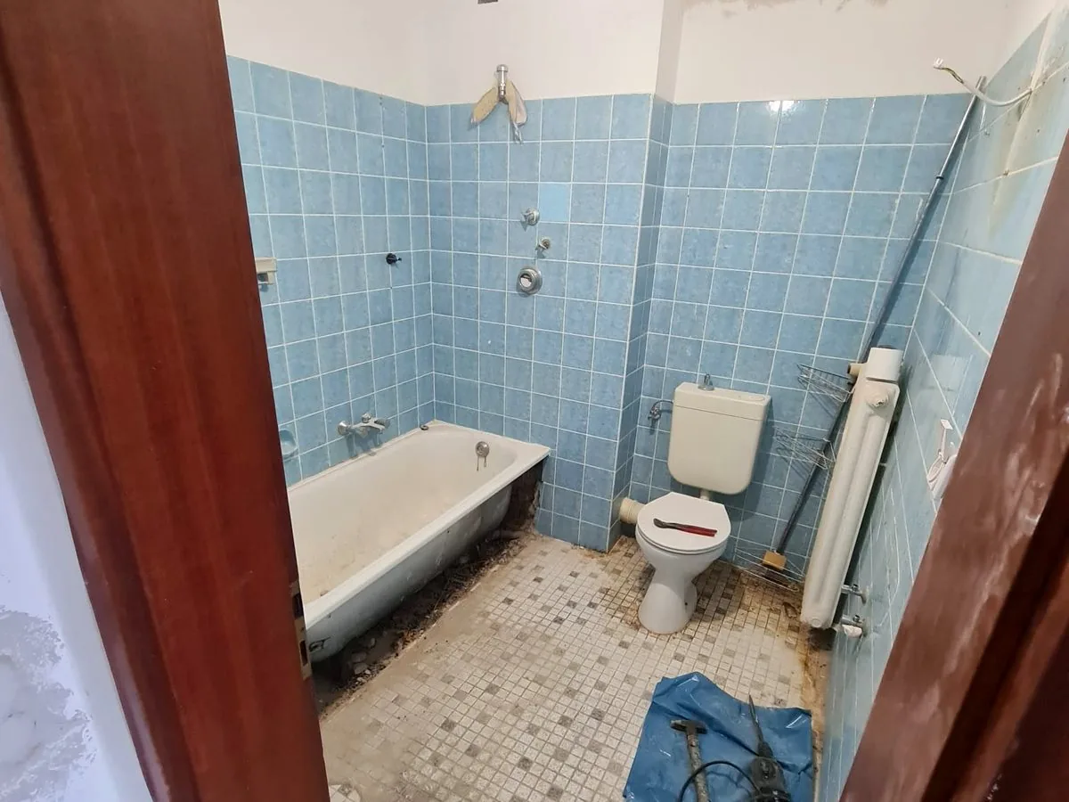 Altes Bad in Dortmund vor den Fliesenarbeiten — blaues Kleinformat und Mosaikboden